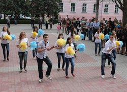 Насамкінець пролунала весела пісня у виконанні студентів першого курсу, яку доповнив запальний танець